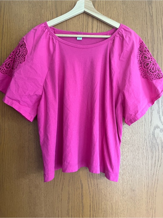 Old Navy Tops - Old Navy Crochet Sleeve Tee
